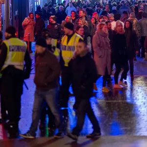 Polizisten kontrollieren Besucher der Großen Freiheit (Archivbild).