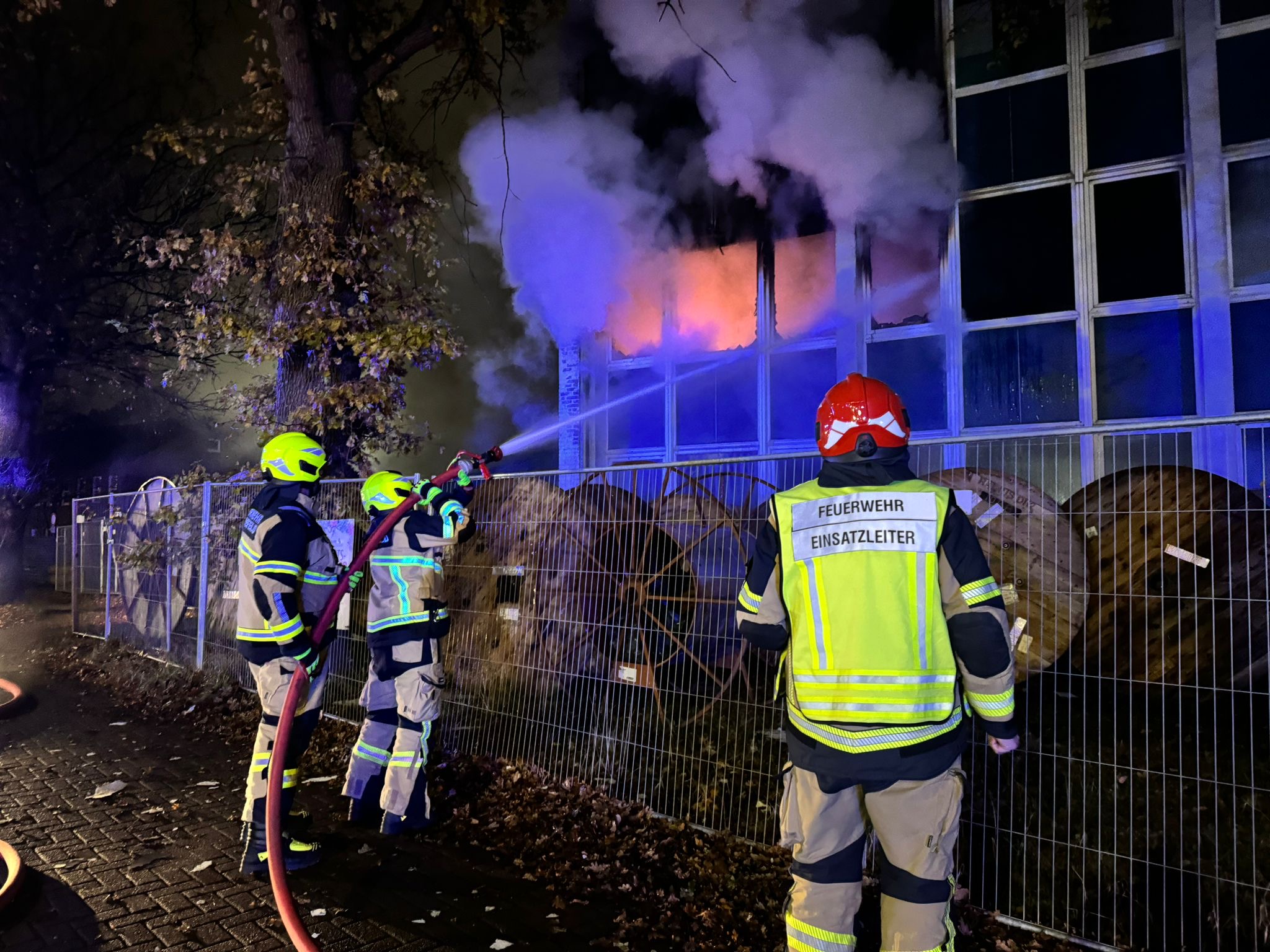 Flammen aus Bürogebäude in Schenefeld – Feuerwehr gibt Großalarm