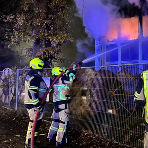 Flammen aus Bürogebäude in Schenefeld – Feuerwehr gibt Großalarm