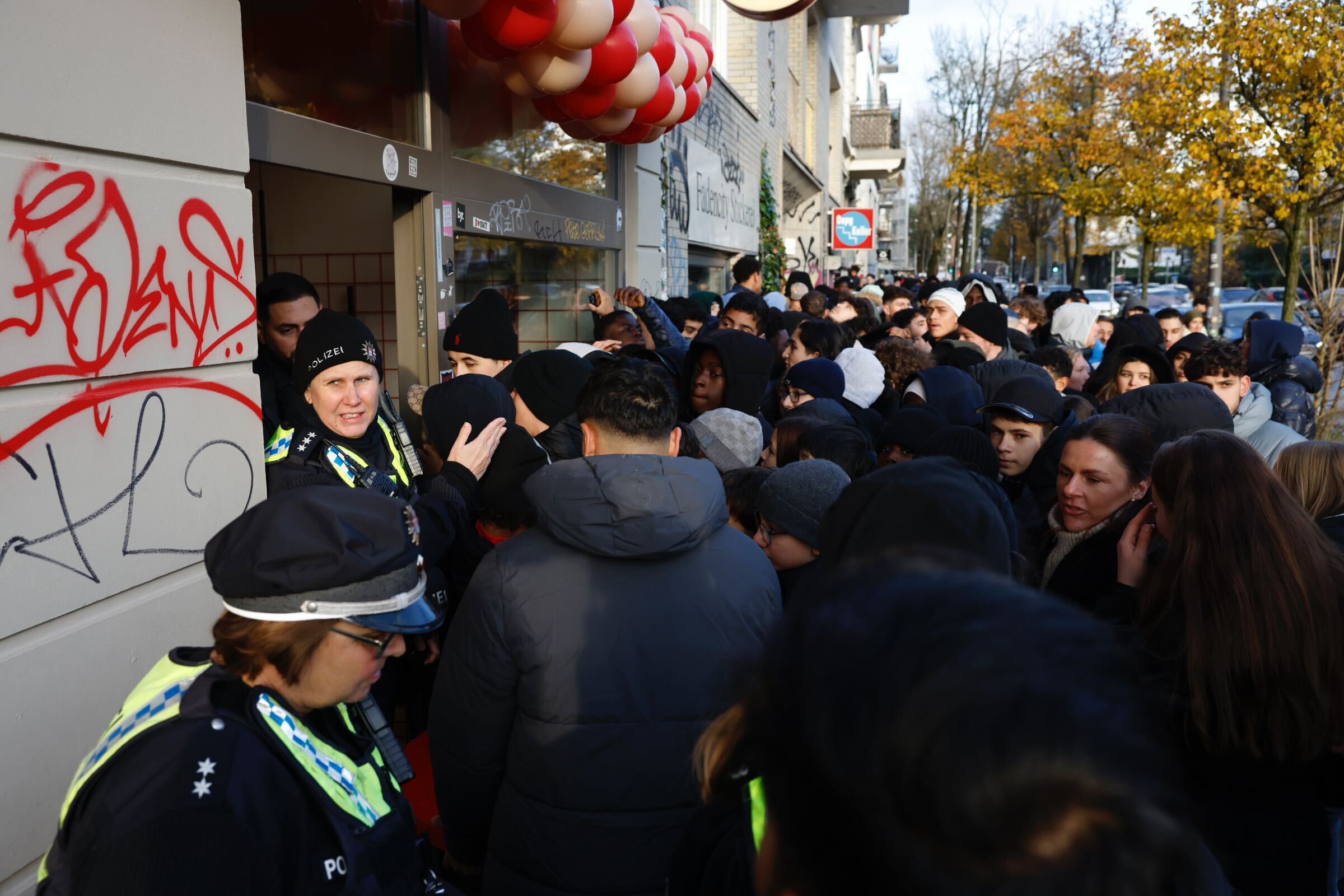 Zu viele Menschen vor der „Schnitzery“: Die Polizei musste anrücken.