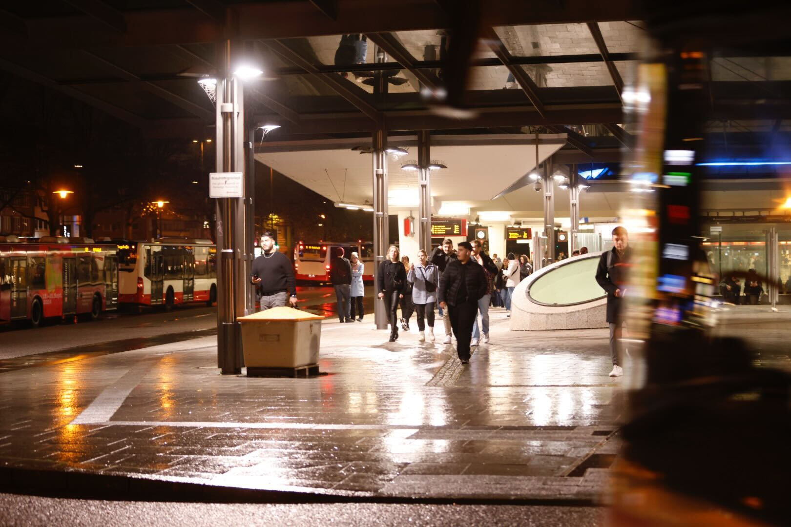 Der ZOB Wandsbek Markt am Abend