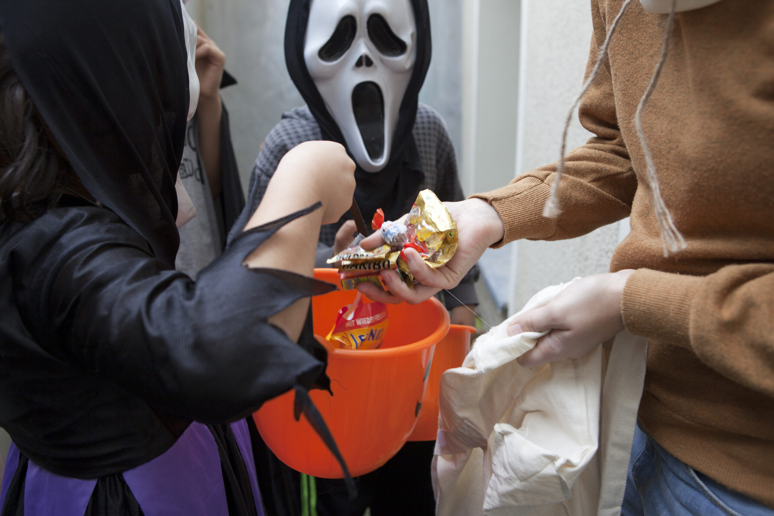 Verkleidete Kinder spielen zu Halloween Süßes oder Saures