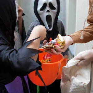 Verkleidete Kinder spielen zu Halloween Süßes oder Saures