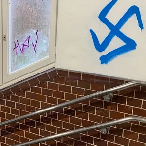 Hakenkreuz und naziparolen an U-Bahnhof in Volksdorf gemakt – Staatsschutz ermittelt