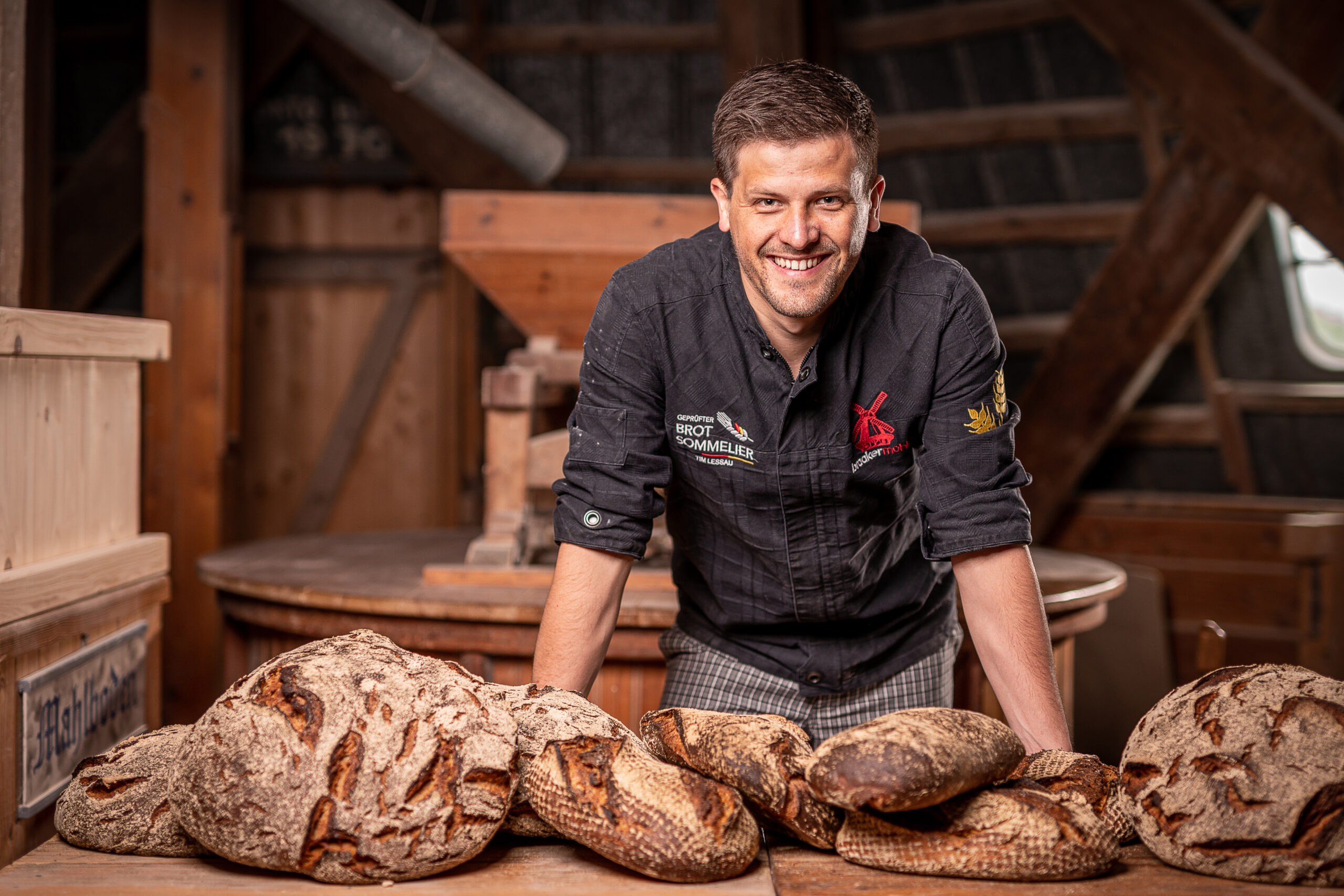 Tim Lessau von der Braaker Mühle mit frisch gebackenem Brot.