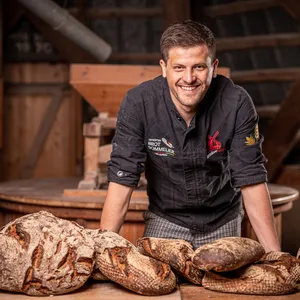 Tim Lessau von der Braaker Mühle mit frisch gebackenem Brot.