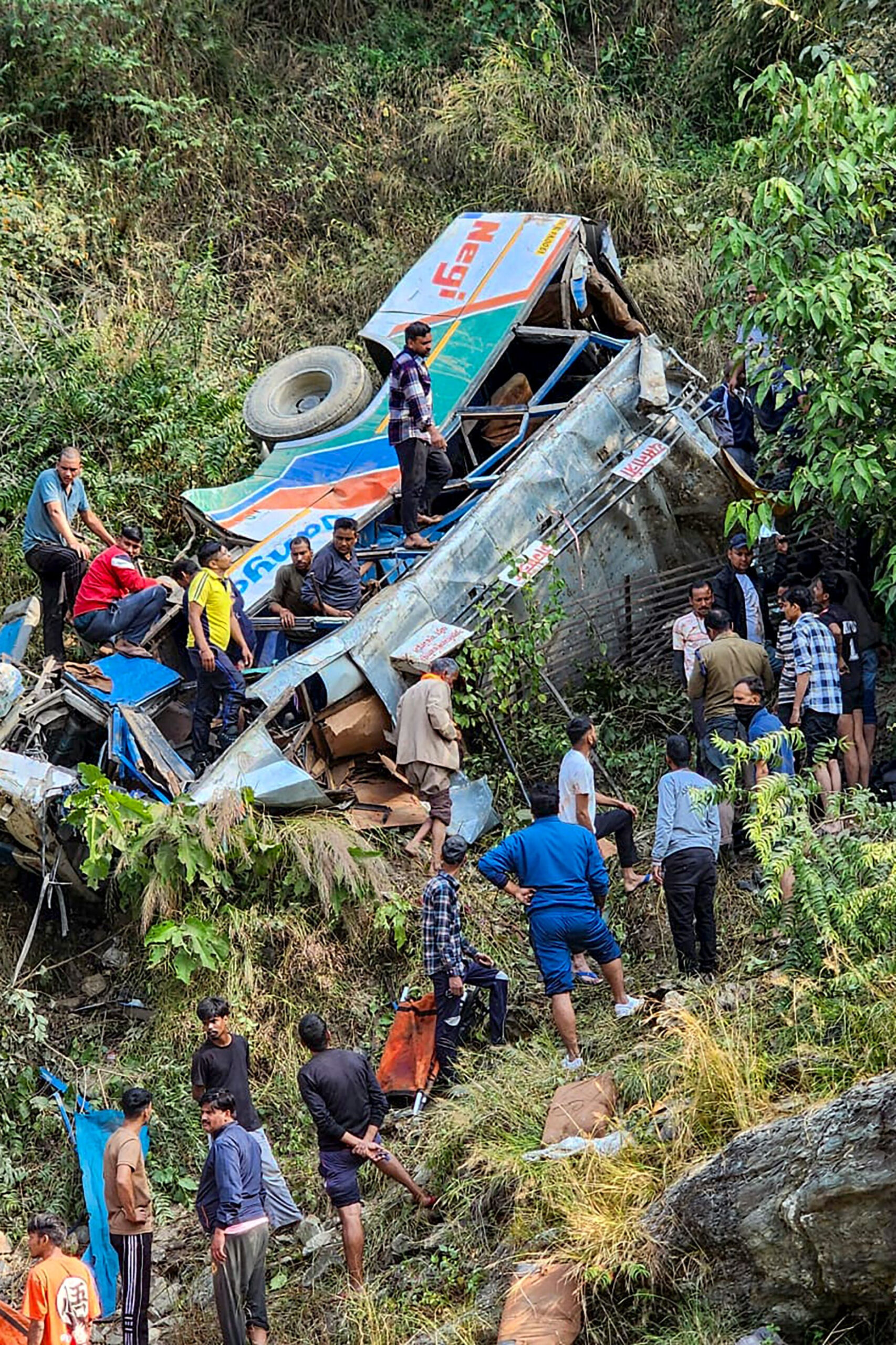 Menschen an der Unfallstelle des abgestürzten Busses.