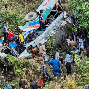 Menschen an der Unfallstelle des abgestürzten Busses.