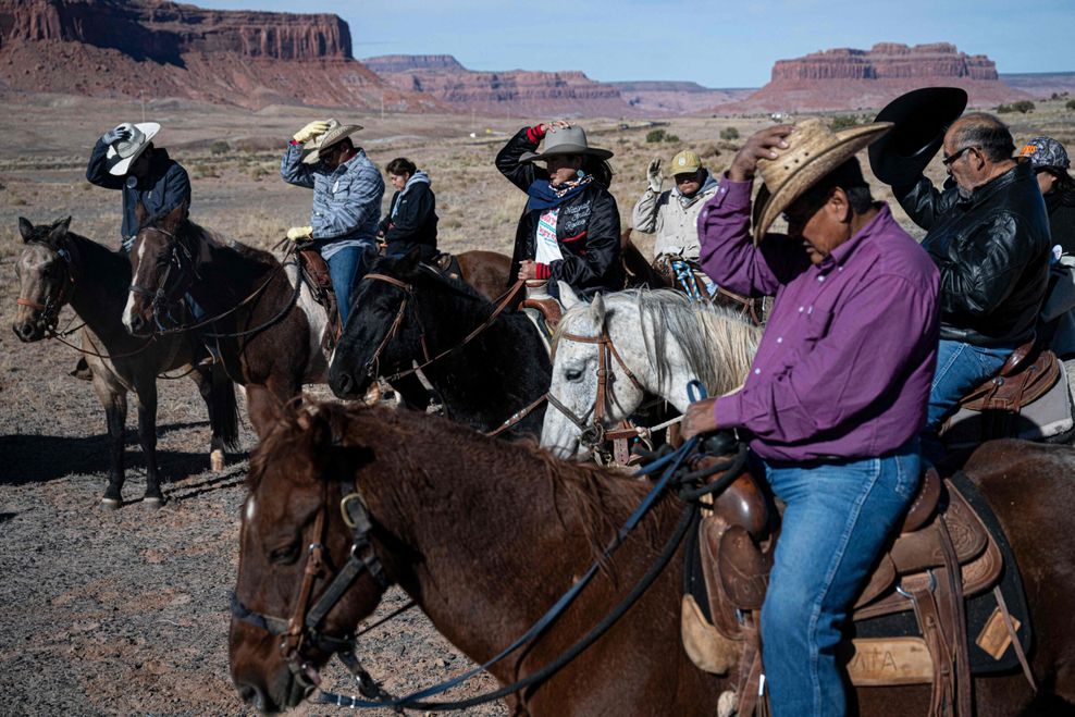 Die Mitglieder des Navajo-Stammes im US-Bundesstaat Arizona nehmen an der Veranstaltung „Ride to the Polls“ teil. Diese soll die indigene Gemeinschaft sichtbarer machen und gleichzeitig an ihre Vorfahren erinnern.