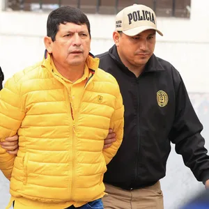 Agustin Lozano wird von peruanischen Polizisten abgeführt