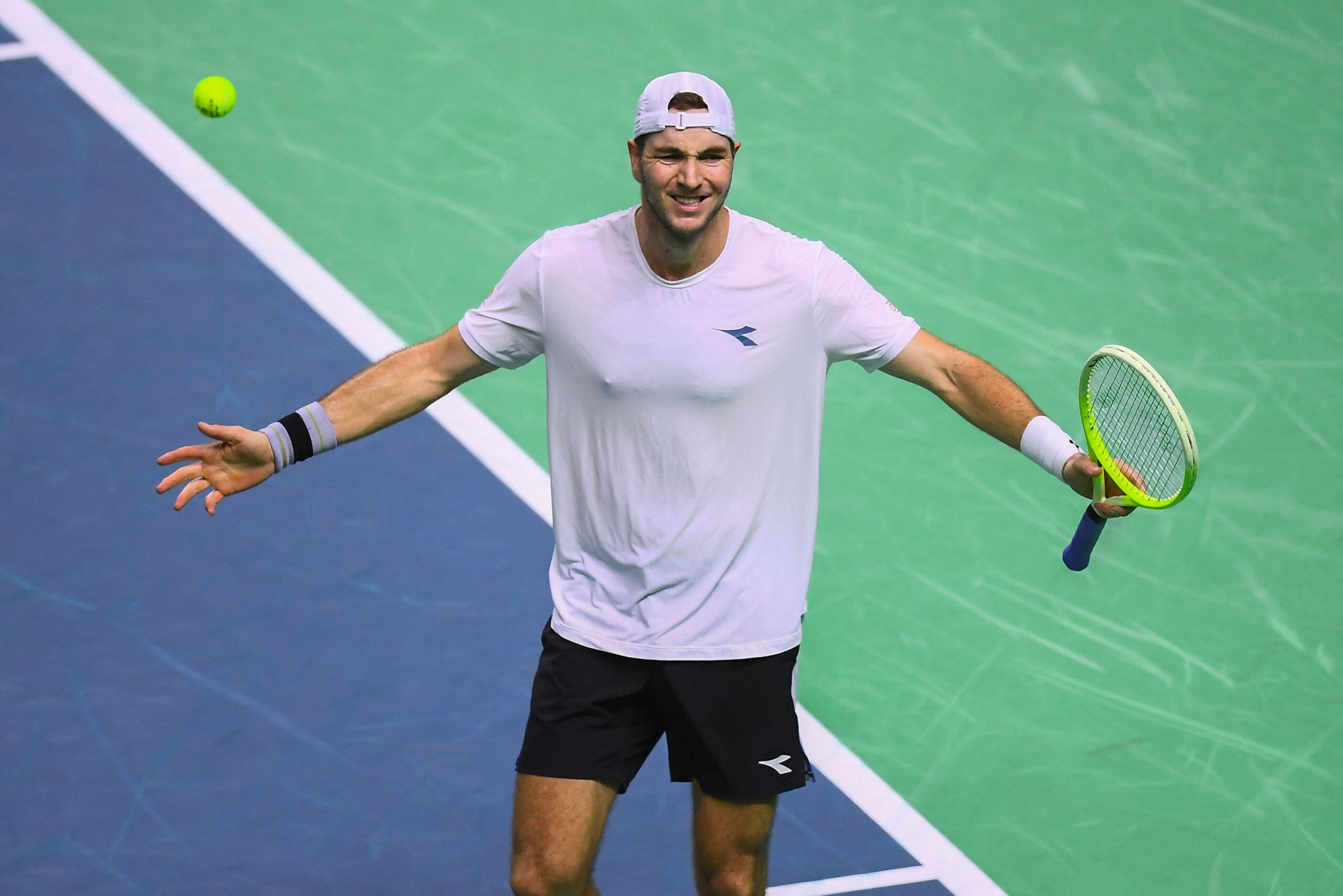 Jan-Lennard Struff freute sich über seinen Sieg mit ausgestreckten Armen.