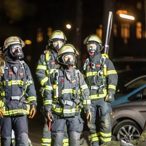 Ein Zeitungsausträger bemerkte das Feuer und alarmierte die Feuerwehr. (Symbolfoto)