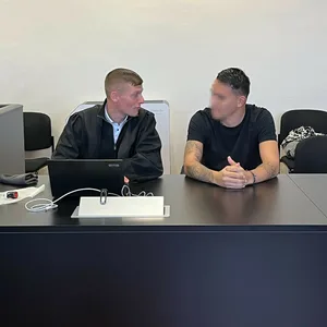 Der Angeklagte Alberto G. sitzt neben seinem Verteidiger im Gericht
