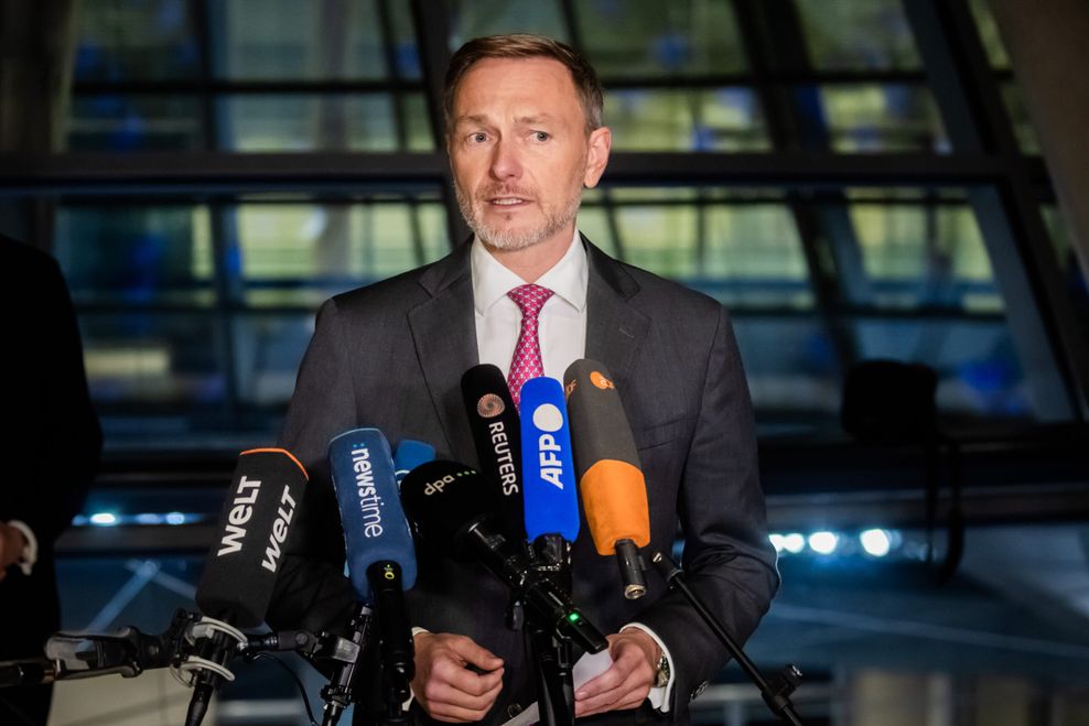 Christian Lindner (FDP) gibt nach seiner Entlassung durch den Bundeskanzler ein Statement.