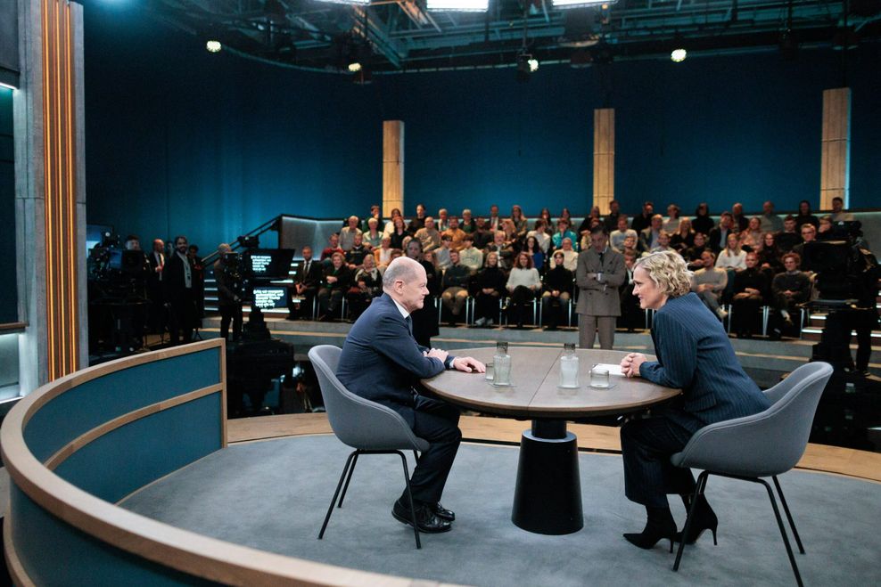 Bundeskanzler Olaf Scholz (SPD) beim Live-Interview mit Caren Miosga.