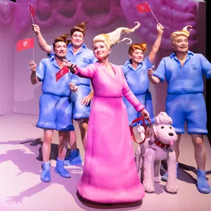 Szene auf der Bühne mit dem Barbie-Ensemble