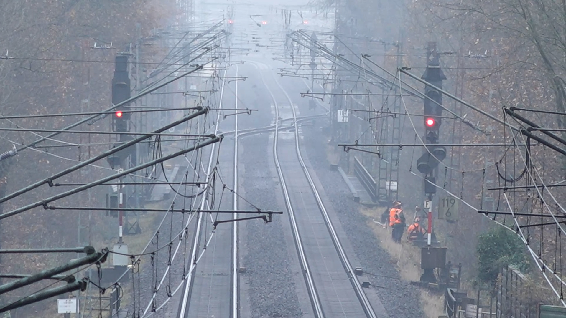 Mitarbeiter der Bahn beseitigen Schäden nach dem Blitzeinschlag in Deutsch Evern (Landkreis Lüneburg).