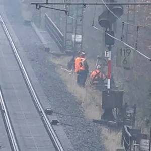 Mitarbeiter der Bahn beseitigen Schäden nach dem Blitzeinschlag in Deutsch Evern (Landkreis Lüneburg).