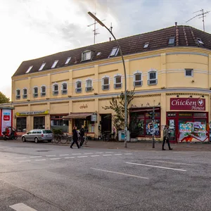 Kreuzung mit einem gelbe, einstöckigen Eckhaus