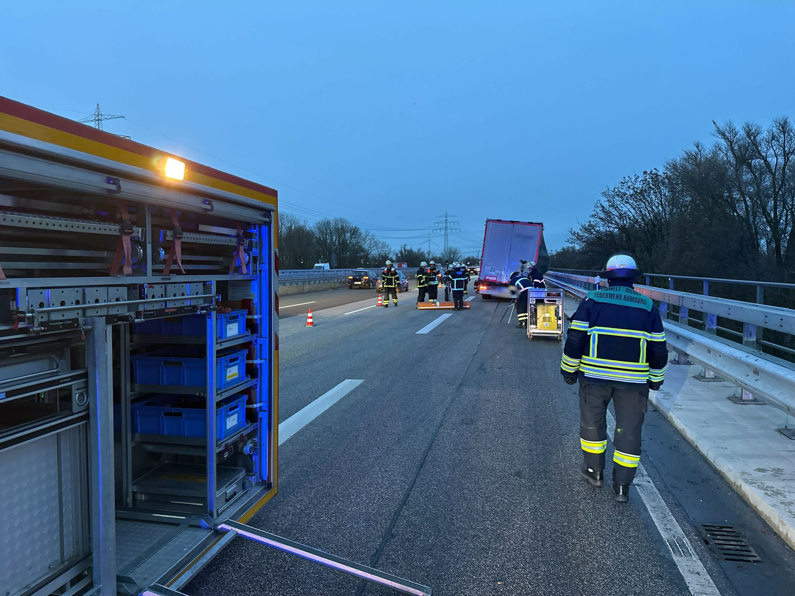 Ein Lkw mit Schlagseite steht auf der A7.