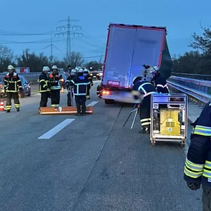 Ein Lkw mit Schlagseite steht auf der A7.