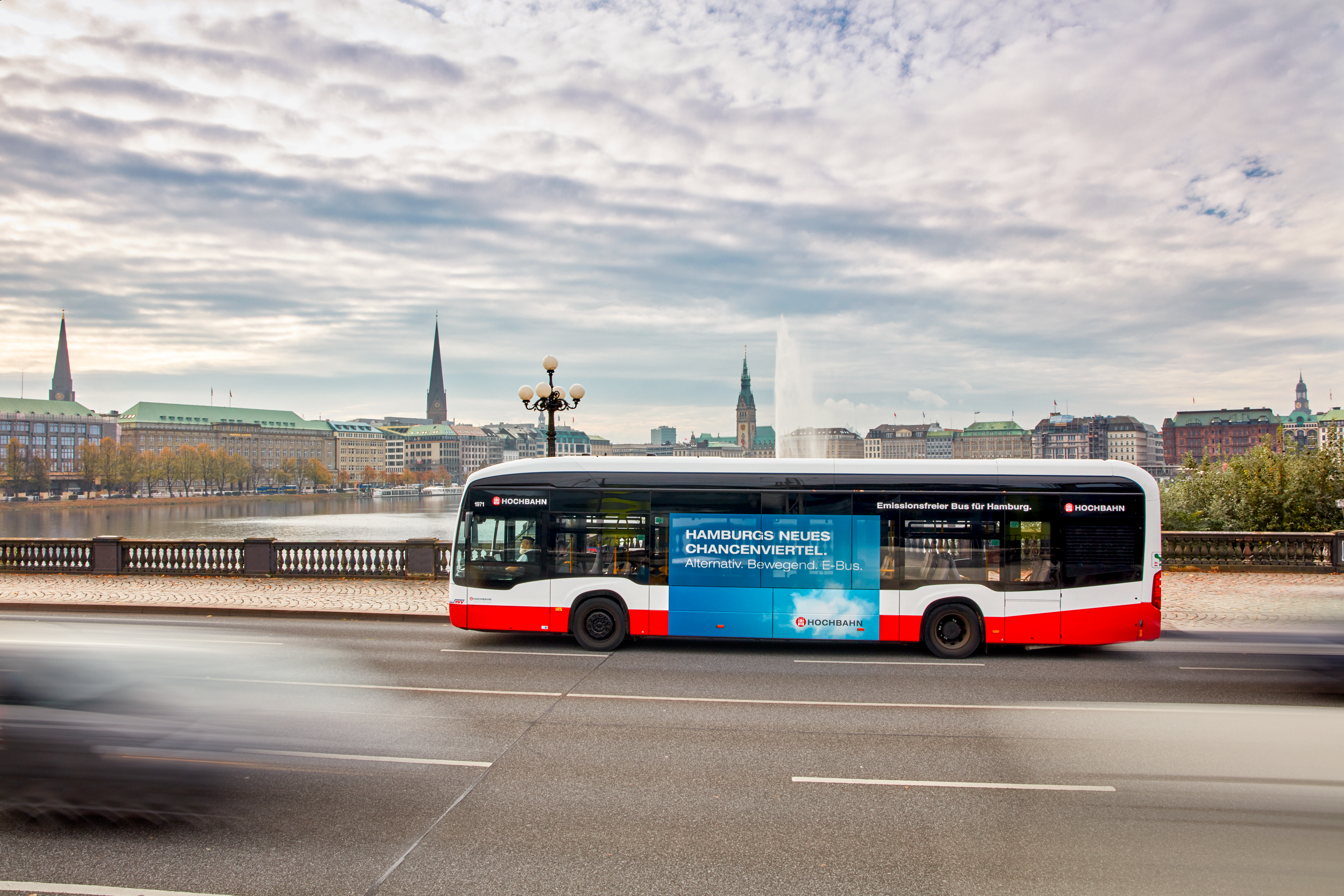 E-Bus auf der Lombardsbrücke mit Blick auf die Innenalster