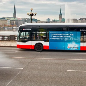 E-Bus auf der Lombardsbrücke mit Blick auf die Innenalster