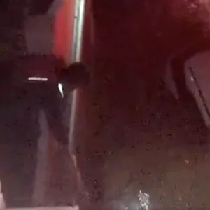 Video-Screenshot zeigt wie Daniel Garcia ein Tau in die Fluten reicht.