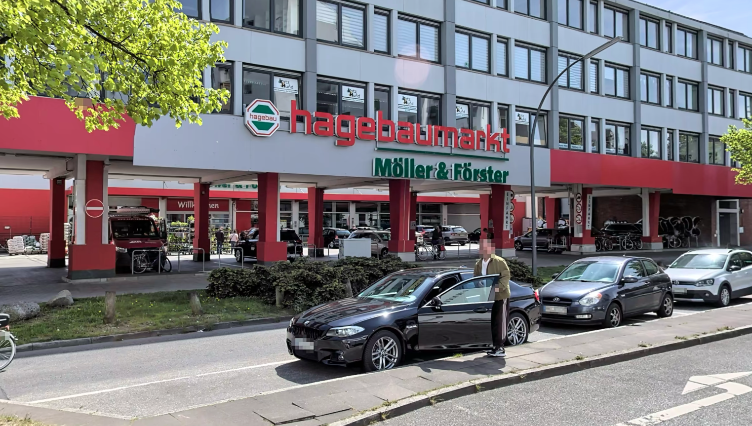 Mann rastet in Baumarkt in Altona-Altstadt aus und bedroht Kundin – Mehrere Streifenwagen rücken an. Mann festgenommen – er kam in die Psychiatrie