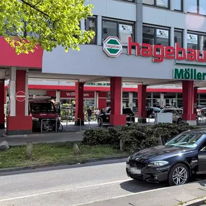 Mann rastet in Baumarkt in Altona-Altstadt aus und bedroht Kundin – Mehrere Streifenwagen rücken an. Mann festgenommen – er kam in die Psychiatrie