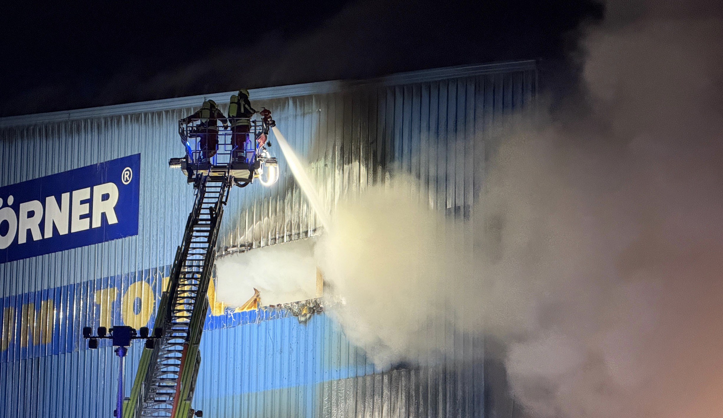 Feuerwehrleute bekämpfen Feuer