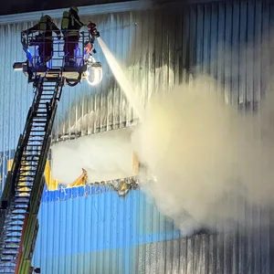 Feuerwehrleute bekämpfen Feuer