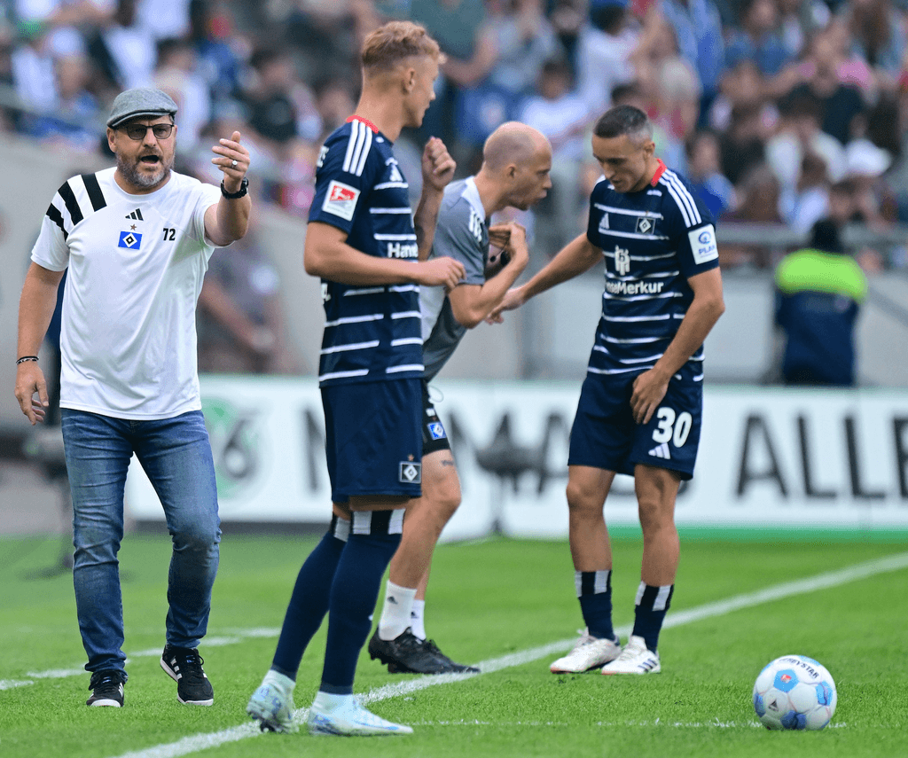 Steffen Baumgart und René Wagner geben Adam Karabec und Silvan Hefti an der Seitenlinie Anweisungen