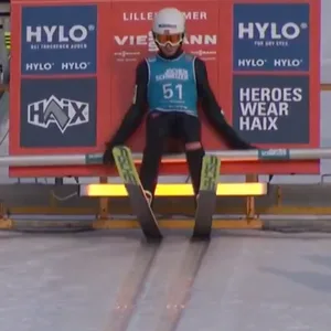 Eine Werbebande fährt Kristoffer Eriksen Sundal in den Rücken