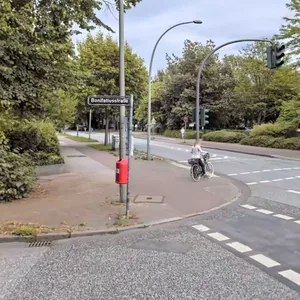 An der Kreuzung Georg-Wilhelm-Straße/Ecke Bonifatiusstraße soll der Mann die Kinder angesprochen haben.