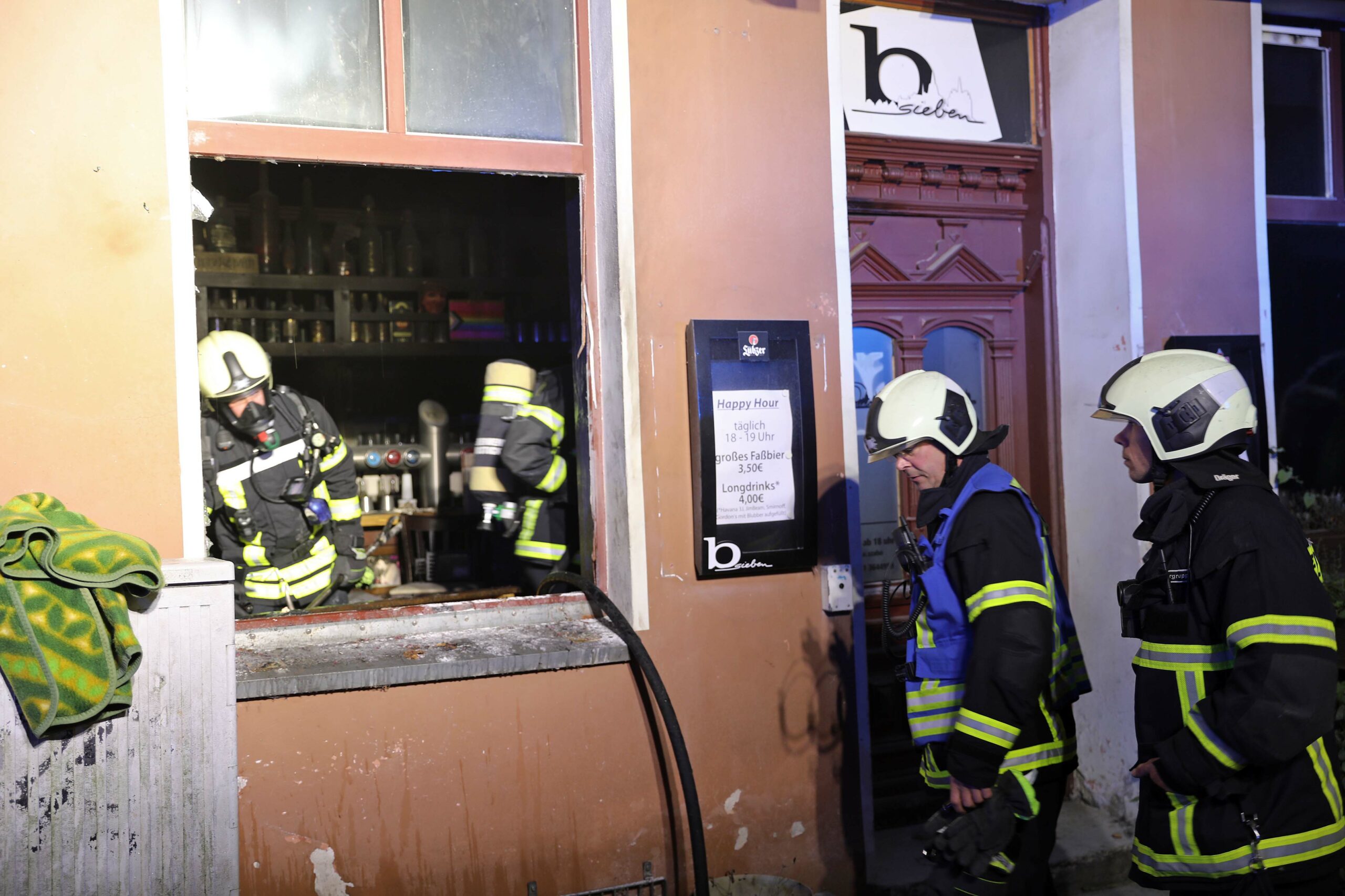 Feiger Brandanschlag auf queere Bar in Rostock: Anwohner müssen Haus verlassen – hoher Sachschaden.