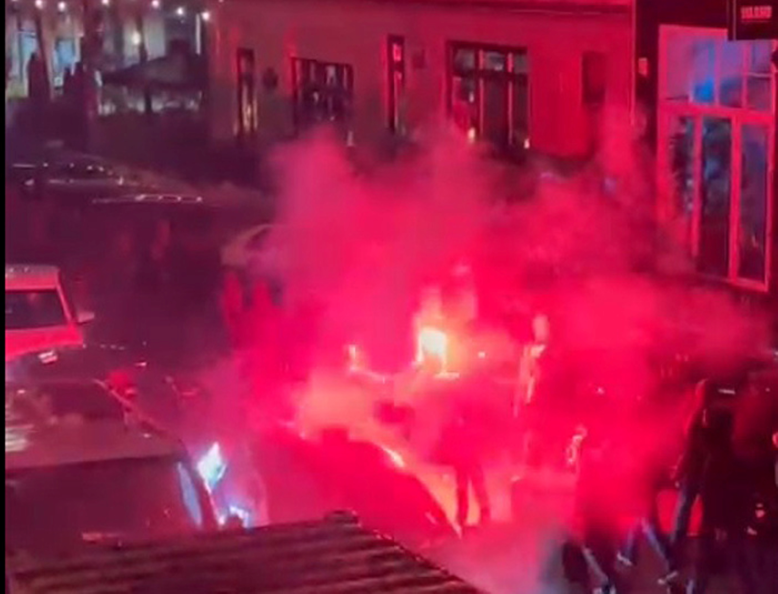 Der Aufzug auf der Clemens-Schultz-Straße in Hamburg brannte Pyros ab. Danach versuchten vermummte Teilnehmer ein SPD-Büro anzugreifen.