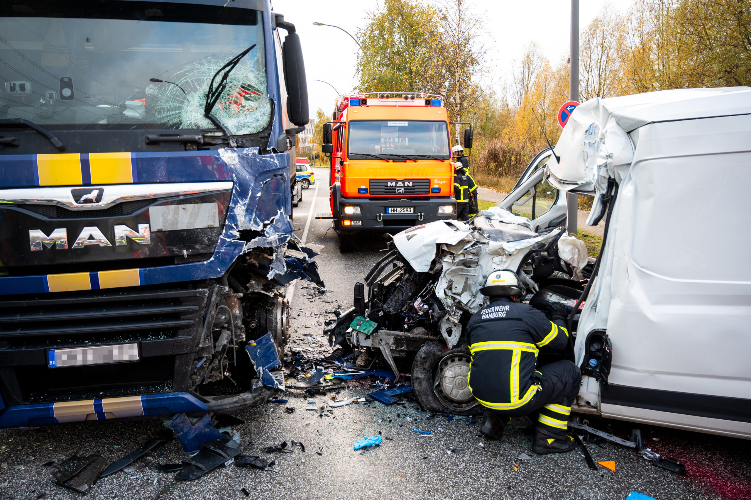 Der Transporterfahrer konnte nach rund einer Stunde aus dem völlig zerstörten Fahrzeug befreit werden.