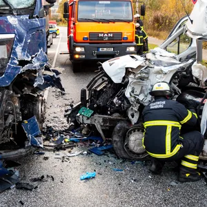 Der Transporterfahrer konnte nach rund einer Stunde aus dem völlig zerstörten Fahrzeug befreit werden.