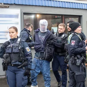 Der Mann soll anderen Passanten absichtlich angerempelt haben. Er suchte offenbar „Streit“.