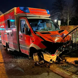 Die Verfolgungsfahrt endete in Kiel an einem Geländer einer Treppe. Der Fahrer wurde festgenommen.