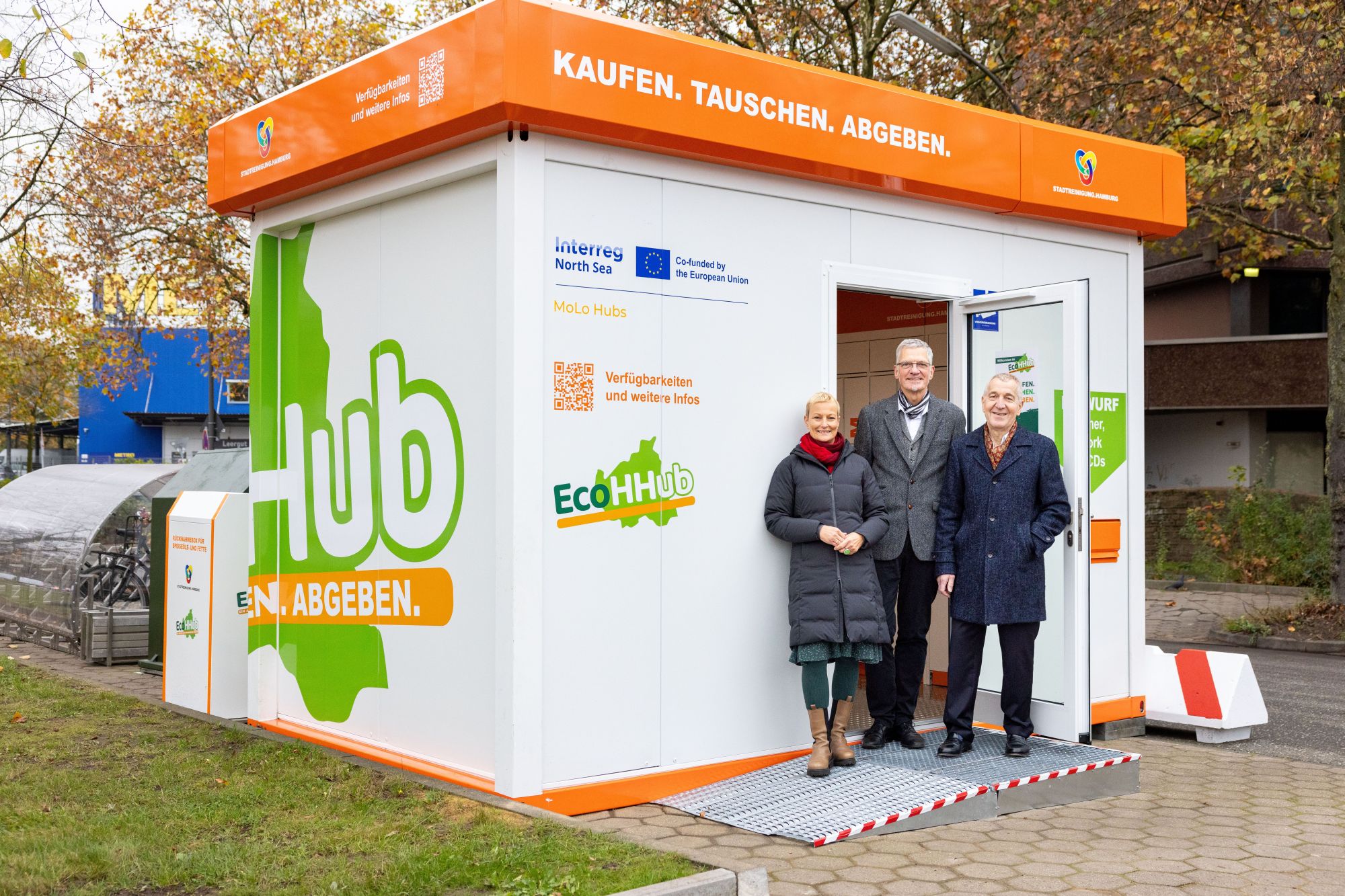 Stefanie von Berg (Grüne, Bezirksamtsleiterin Altona), Jörg Lühmann (Amtsleiter Immissionsschutz und Abfallwirtschaft) und Prof. Dr. Rüdiger Siechau (SHR-Geschäftsführer) vor dem neuen Container am Kaltenkircher Platz.