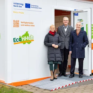 Stefanie von Berg (Grüne, Bezirksamtsleiterin Altona), Jörg Lühmann (Amtsleiter Immissionsschutz und Abfallwirtschaft) und Prof. Dr. Rüdiger Siechau (SHR-Geschäftsführer) vor dem neuen Container am Kaltenkircher Platz.
