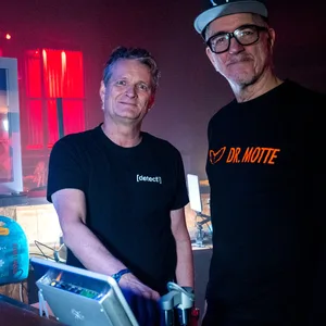 Gernot Rücker (l.), Suchtmediziner der Universität Rostock, und Matthias Roeingh als DJ Dr. Motte im Schweriner Technoclub „Zenit“ an einem Analysegerät für ein sogenanntes Drug-Checking.