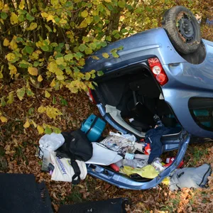 Nahe Hamburg: FRau überschlägt sich mit Auto und hat großes Glück
