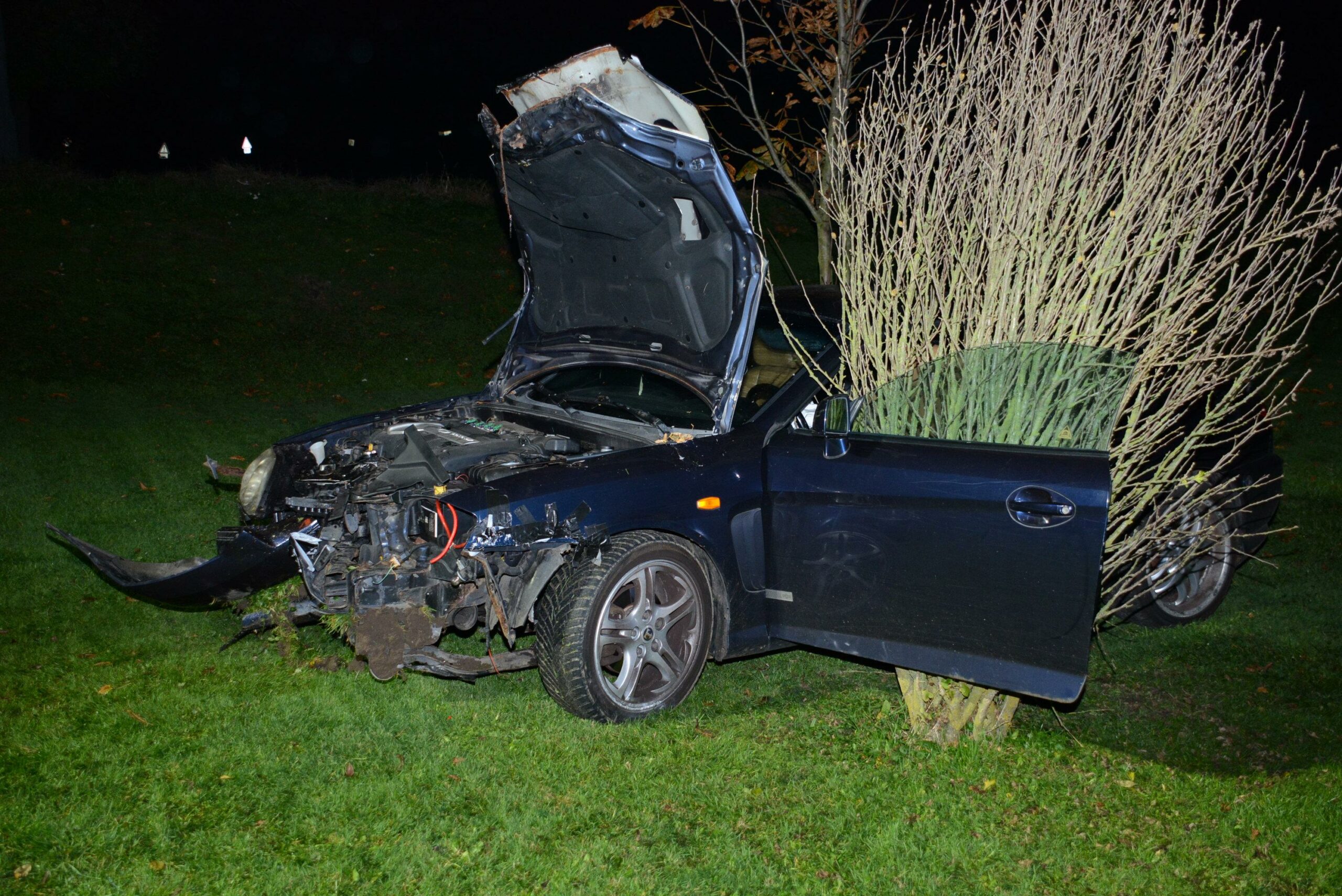 Das Fahrzeug ist nach dem Unfall am Hofschläger Weg komplett zerbeult.