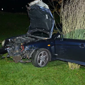 Das Fahrzeug ist nach dem Unfall am Hofschläger Weg komplett zerbeult.