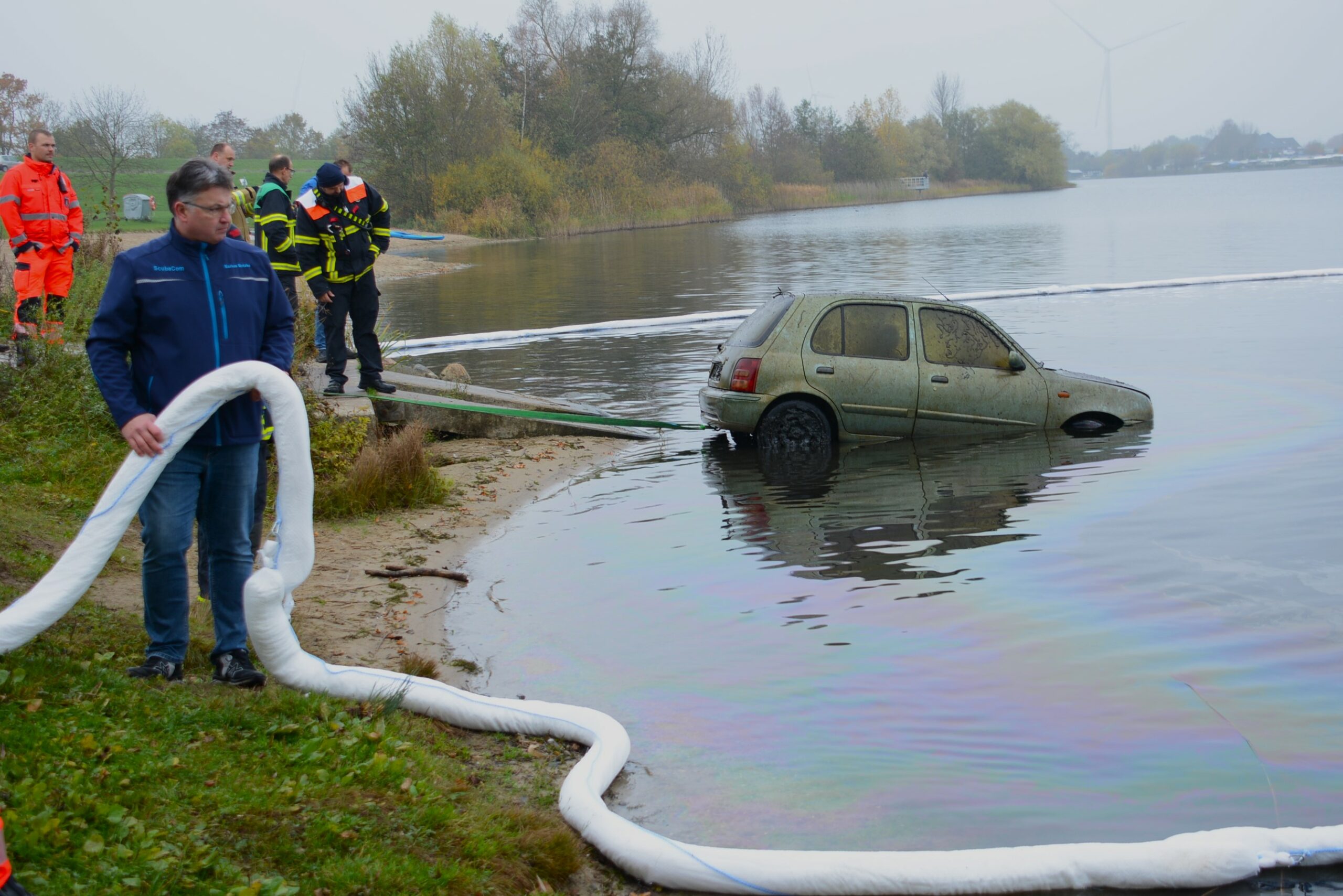 Taucher der Feuerwehr finden bei Übung Auto im Ortkatensee. es wurde dort versenkt – von der Polizei