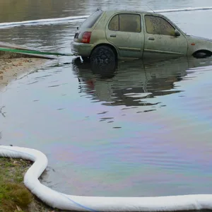 Taucher der Feuerwehr finden bei Übung Auto im Ortkatensee. es wurde dort versenkt – von der Polizei