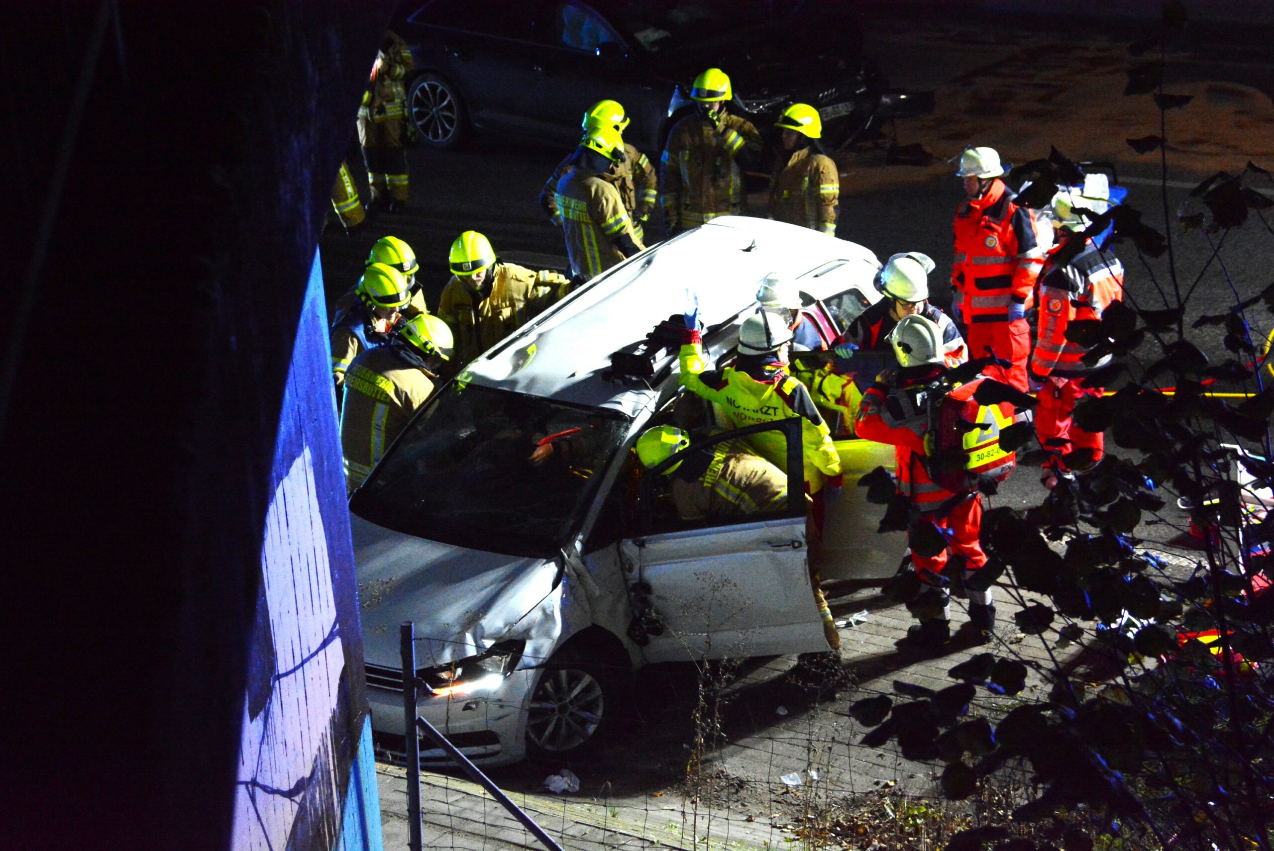 Feuerwehrleute befreien den schwer verletzten VW-Fahrer aus dem Wrack.